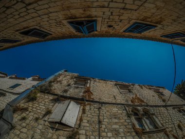 Dalmaçya 'daki Trogir ortaçağ kasabası Hırvatistan UNESCO Dünya Mirası Alanı Eski Şehir ve bina ayrıntıları.