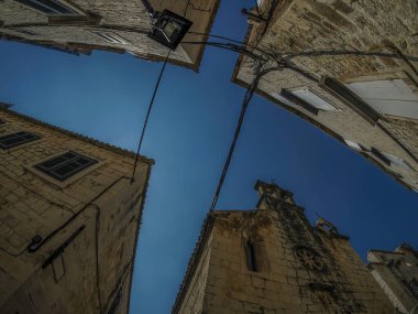 Dalmaçya 'daki Trogir ortaçağ kasabası Hırvatistan UNESCO Dünya Mirası Alanı Eski Şehir ve bina ayrıntıları.