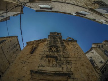 Dalmaçya 'daki Trogir ortaçağ kasabası Hırvatistan UNESCO Dünya Mirası Alanı Eski Şehir ve bina ayrıntıları.