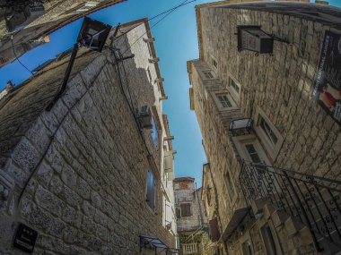 Dalmaçya 'daki Trogir ortaçağ kasabası Hırvatistan UNESCO Dünya Mirası Alanı Eski Şehir ve bina ayrıntıları.