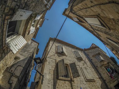 Dalmaçya 'daki Trogir ortaçağ kasabası Hırvatistan UNESCO Dünya Mirası Alanı Eski Şehir ve bina ayrıntıları.