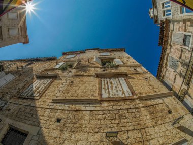 Dalmaçya 'daki Trogir ortaçağ kasabası Hırvatistan UNESCO Dünya Mirası Alanı Eski Şehir ve bina ayrıntıları.