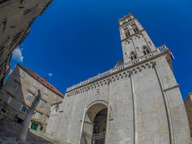Dalmaçya 'daki Trogir ortaçağ kasabası Hırvatistan UNESCO Dünya Mirası Alanı Eski Şehir ve bina ayrıntıları.