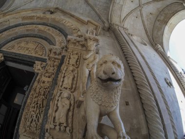 1240 yılının Radovan Portal Kilisesi Dalmaçya 'nın Trogir Ortaçağ kasabasında UNESCO Dünya Mirası Alanı Eski Şehir ve bina detayları.