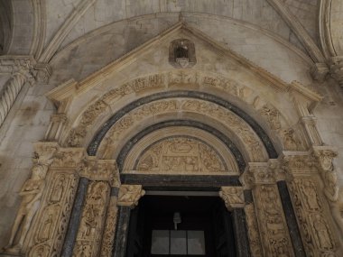 1240 yılının Radovan Portal Kilisesi Dalmaçya 'nın Trogir Ortaçağ kasabasında UNESCO Dünya Mirası Alanı Eski Şehir ve bina detayları.