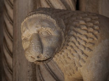 1240 yılının Radovan Portal Kilisesi Dalmaçya 'nın Trogir Ortaçağ kasabasında UNESCO Dünya Mirası Alanı Eski Şehir ve bina detayları.