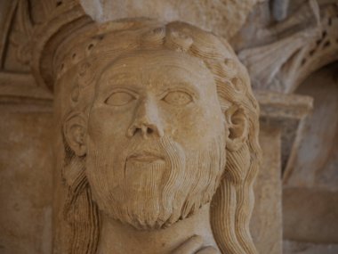 1240 yılının Radovan Portal Kilisesi Dalmaçya 'nın Trogir Ortaçağ kasabasında UNESCO Dünya Mirası Alanı Eski Şehir ve bina detayları.