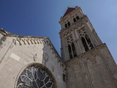 Dalmaçya 'daki Trogir ortaçağ kasabası Hırvatistan UNESCO Dünya Mirası Alanı Eski Şehir ve bina ayrıntıları.