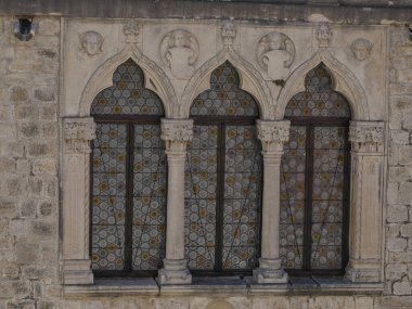 Dalmaçya 'daki Trogir ortaçağ kasabası Hırvatistan UNESCO Dünya Mirası Alanı Eski Şehir ve bina ayrıntıları.