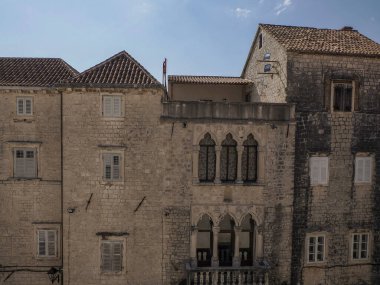 Dalmaçya 'daki Trogir ortaçağ kasabası Hırvatistan UNESCO Dünya Mirası Alanı Eski Şehir ve bina ayrıntıları.