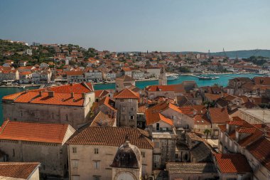 Dalmaçya 'daki Trogir Ortaçağ kasabasının saat kulesinden hava manzarası Hırvatistan UNESCO Dünya Mirası Alanı Eski Şehir ve bina ayrıntıları.
