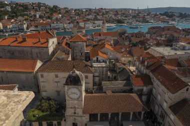 Dalmaçya 'daki Trogir Ortaçağ kasabasının saat kulesinden hava manzarası Hırvatistan UNESCO Dünya Mirası Alanı Eski Şehir ve bina ayrıntıları.