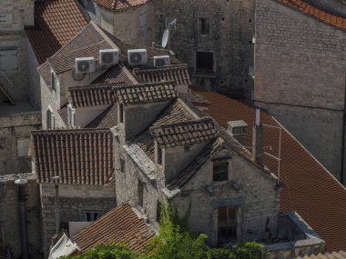Dalmaçya 'daki Trogir Ortaçağ kasabasının saat kulesinden hava manzarası Hırvatistan UNESCO Dünya Mirası Alanı Eski Şehir ve bina ayrıntıları.