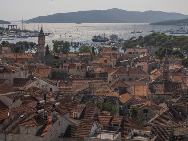 Dalmaçya 'daki Trogir Ortaçağ kasabasının saat kulesinden hava manzarası Hırvatistan UNESCO Dünya Mirası Alanı Eski Şehir ve bina ayrıntıları.