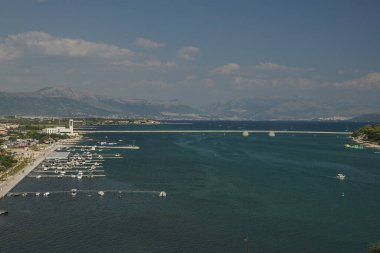 Dalmaçya 'daki Trogir Ortaçağ kasabasının saat kulesinden hava manzarası Hırvatistan UNESCO Dünya Mirası Alanı Eski Şehir ve bina ayrıntıları.