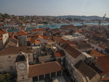 Dalmaçya 'daki Trogir Ortaçağ kasabasının saat kulesinden hava manzarası Hırvatistan UNESCO Dünya Mirası Alanı Eski Şehir ve bina ayrıntıları.