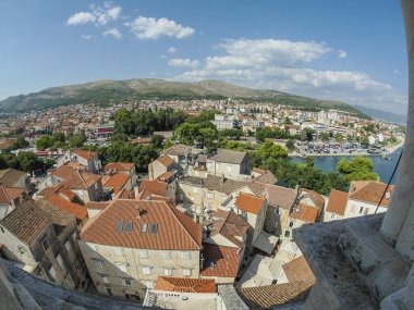 Dalmaçya 'daki Trogir Ortaçağ kasabasının saat kulesinden hava manzarası Hırvatistan UNESCO Dünya Mirası Alanı Eski Şehir ve bina ayrıntıları.