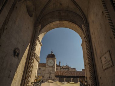 Dalmaçya 'daki Trogir ortaçağ kasabası Hırvatistan UNESCO Dünya Mirası Alanı Eski Şehir ve bina ayrıntıları.