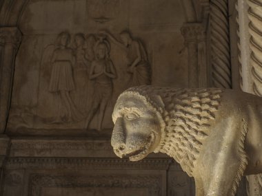 1240 yılının Radovan Portal Kilisesi Dalmaçya 'nın Trogir Ortaçağ kasabasında UNESCO Dünya Mirası Alanı Eski Şehir ve bina detayları.