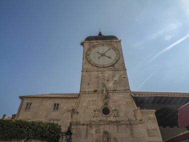 Dalmaçya 'daki Trogir ortaçağ kasabasının saat kulesi Hırvatistan UNESCO Dünya Mirası Alanı Eski Şehir ve bina ayrıntıları.