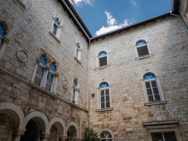 Dalmaçya 'nın ortaçağ kasabası Dalmaçya' nın Loggia 'sı Hırvatistan UNESCO Dünya Mirası Alanı Eski Şehir ve bina ayrıntıları.