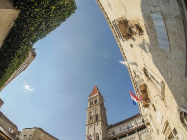 Dalmaçya 'daki Trogir ortaçağ kasabasının saat kulesi Hırvatistan UNESCO Dünya Mirası Alanı Eski Şehir ve bina ayrıntıları.