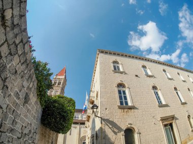 Dalmaçya 'daki Trogir ortaçağ kasabası Hırvatistan UNESCO Dünya Mirası Alanı Eski Şehir ve bina ayrıntıları.
