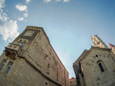 Dalmaçya 'daki Trogir ortaçağ kasabası Hırvatistan UNESCO Dünya Mirası Alanı Eski Şehir ve bina ayrıntıları.