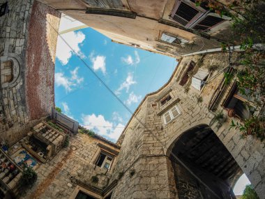 Dalmaçya 'daki Trogir ortaçağ kasabası Hırvatistan UNESCO Dünya Mirası Alanı Eski Şehir ve bina ayrıntıları.