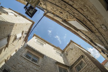 Dalmaçya 'daki Trogir ortaçağ kasabası Hırvatistan UNESCO Dünya Mirası Alanı Eski Şehir ve bina ayrıntıları.