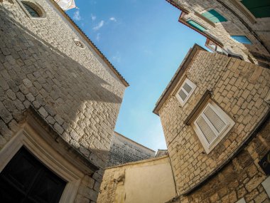 Dalmaçya 'daki Trogir ortaçağ kasabası Hırvatistan UNESCO Dünya Mirası Alanı Eski Şehir ve bina ayrıntıları.