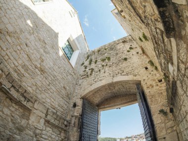 Dalmaçya 'daki Trogir ortaçağ kasabası Hırvatistan UNESCO Dünya Mirası Alanı Eski Şehir ve bina ayrıntıları.