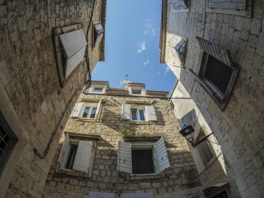 Dalmaçya 'daki Trogir ortaçağ kasabası Hırvatistan UNESCO Dünya Mirası Alanı Eski Şehir ve bina ayrıntıları.