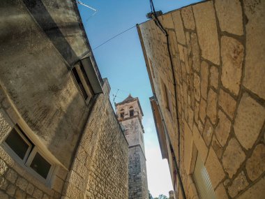 Dalmaçya 'daki Trogir ortaçağ kasabası Hırvatistan UNESCO Dünya Mirası Alanı Eski Şehir ve bina ayrıntıları.