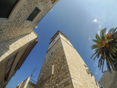 Dalmaçya 'daki Trogir ortaçağ kasabasının saat kulesi Hırvatistan UNESCO Dünya Mirası Alanı Eski Şehir ve bina ayrıntıları.