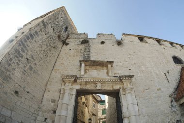 Dalmaçya 'daki Trogir ortaçağ kasabası Hırvatistan UNESCO Dünya Mirası Alanı Eski Şehir ve bina ayrıntıları.