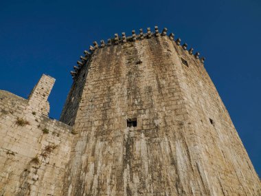 Dalmaçya 'daki Trogir Ortaçağ Şatosu Hırvatistan UNESCO Dünya Mirası Alanı Eski Şehir ve bina ayrıntıları.