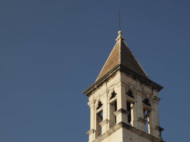 Dalmaçya 'daki Trogir ortaçağ kasabası Hırvatistan UNESCO Dünya Mirası Alanı Eski Şehir ve bina ayrıntıları.