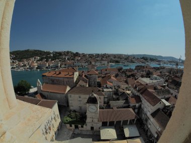 Dalmaçya 'daki Trogir Ortaçağ kasabasının saat kulesinden hava manzarası Hırvatistan UNESCO Dünya Mirası Alanı Eski Şehir ve bina ayrıntıları.