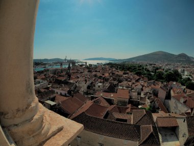Dalmaçya 'daki Trogir Ortaçağ kasabasının saat kulesinden hava manzarası Hırvatistan UNESCO Dünya Mirası Alanı Eski Şehir ve bina ayrıntıları.