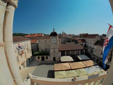 Dalmaçya 'daki Trogir Ortaçağ kasabasının saat kulesinden hava manzarası Hırvatistan UNESCO Dünya Mirası Alanı Eski Şehir ve bina ayrıntıları.