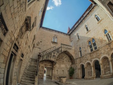 Dalmaçya 'nın ortaçağ kasabası Dalmaçya' nın Loggia 'sı Hırvatistan UNESCO Dünya Mirası Alanı Eski Şehir ve bina ayrıntıları.