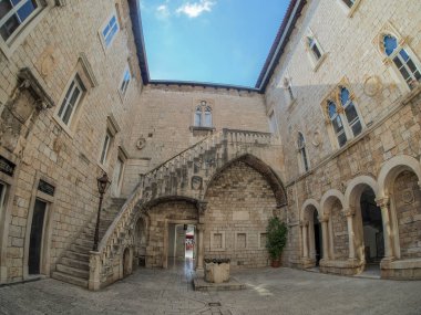 Dalmaçya 'nın ortaçağ kasabası Dalmaçya' nın Loggia 'sı Hırvatistan UNESCO Dünya Mirası Alanı Eski Şehir ve bina ayrıntıları.