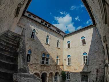 Dalmaçya 'nın ortaçağ kasabası Dalmaçya' nın Loggia 'sı Hırvatistan UNESCO Dünya Mirası Alanı Eski Şehir ve bina ayrıntıları.