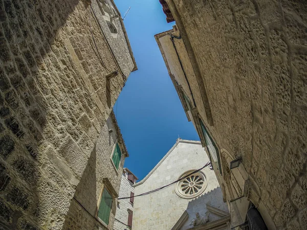 Dalmaçya 'daki Trogir ortaçağ kasabası Hırvatistan UNESCO Dünya Mirası Alanı Eski Şehir ve bina ayrıntıları.