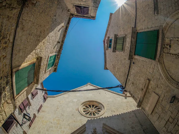 Dalmaçya 'daki Trogir ortaçağ kasabası Hırvatistan UNESCO Dünya Mirası Alanı Eski Şehir ve bina ayrıntıları.