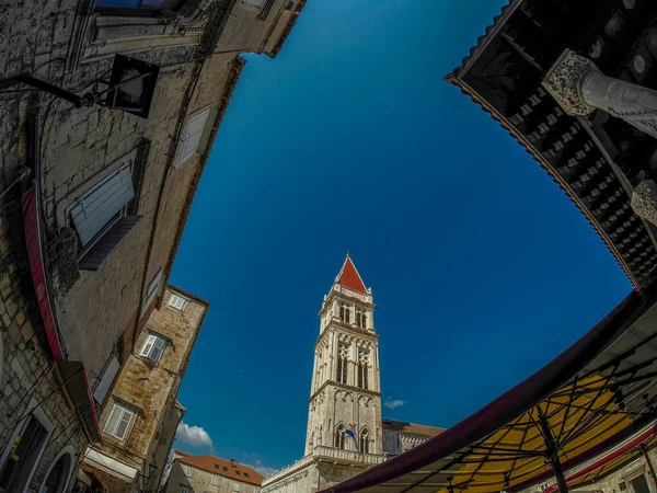 Dalmaçya 'daki Trogir ortaçağ kasabası Hırvatistan UNESCO Dünya Mirası Alanı Eski Şehir ve bina ayrıntıları.