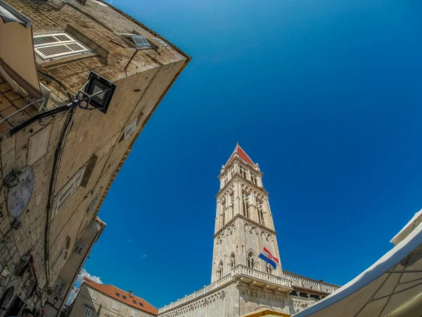 Dalmaçya 'daki Trogir ortaçağ kasabası Hırvatistan UNESCO Dünya Mirası Alanı Eski Şehir ve bina ayrıntıları.