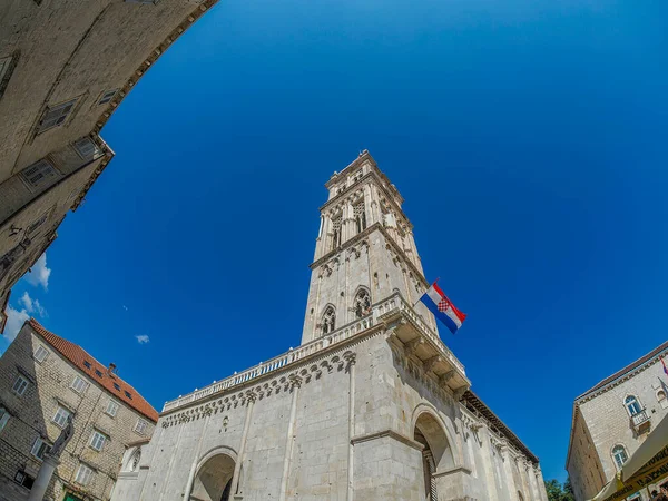 Dalmaçya 'daki Trogir ortaçağ kasabası Hırvatistan UNESCO Dünya Mirası Alanı Eski Şehir ve bina ayrıntıları.