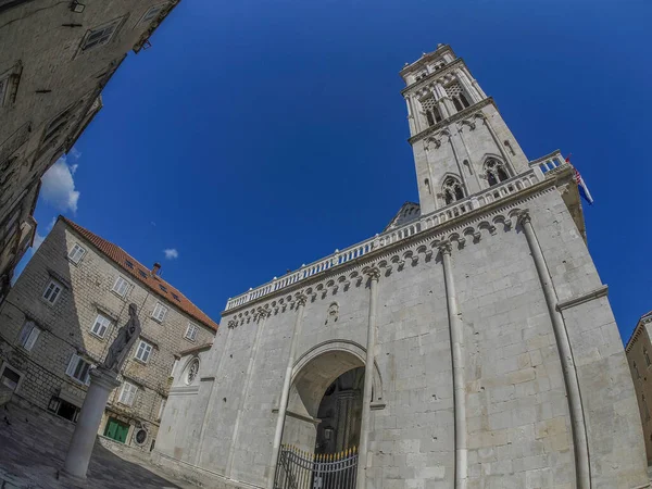 Dalmaçya 'daki Trogir ortaçağ kasabası Hırvatistan UNESCO Dünya Mirası Alanı Eski Şehir ve bina ayrıntıları.